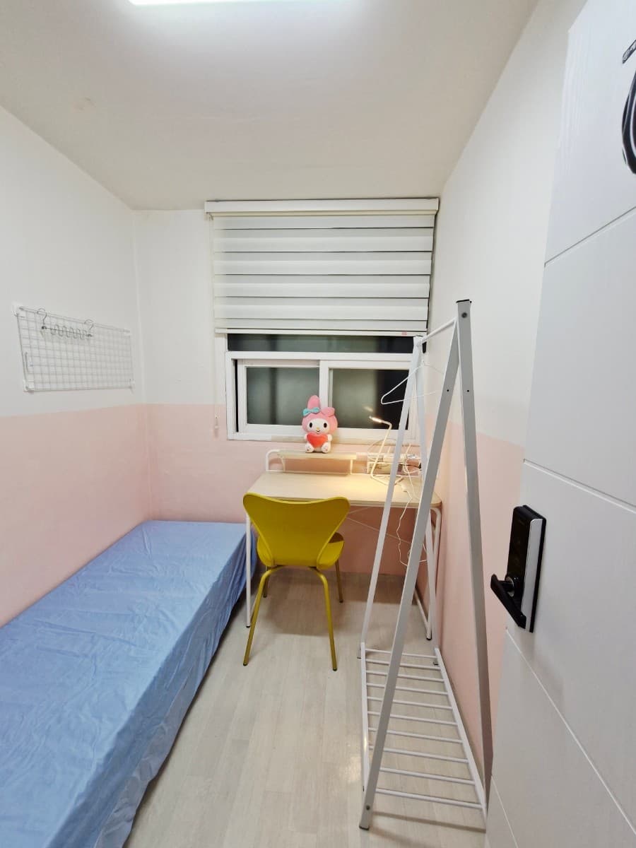Exterior Window Suite Room (Deposit 100,000 KRW) — photo 1 of 9