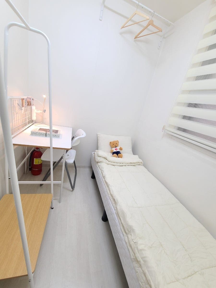 Exterior Window Premium Room (100,000 KRW Deposit) — photo 1 of 3