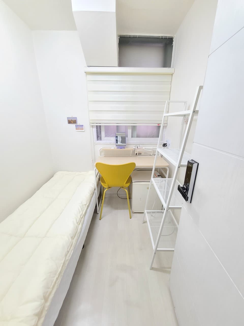Exterior Window Premium Room (100,000 KRW Deposit) — photo 2 of 3