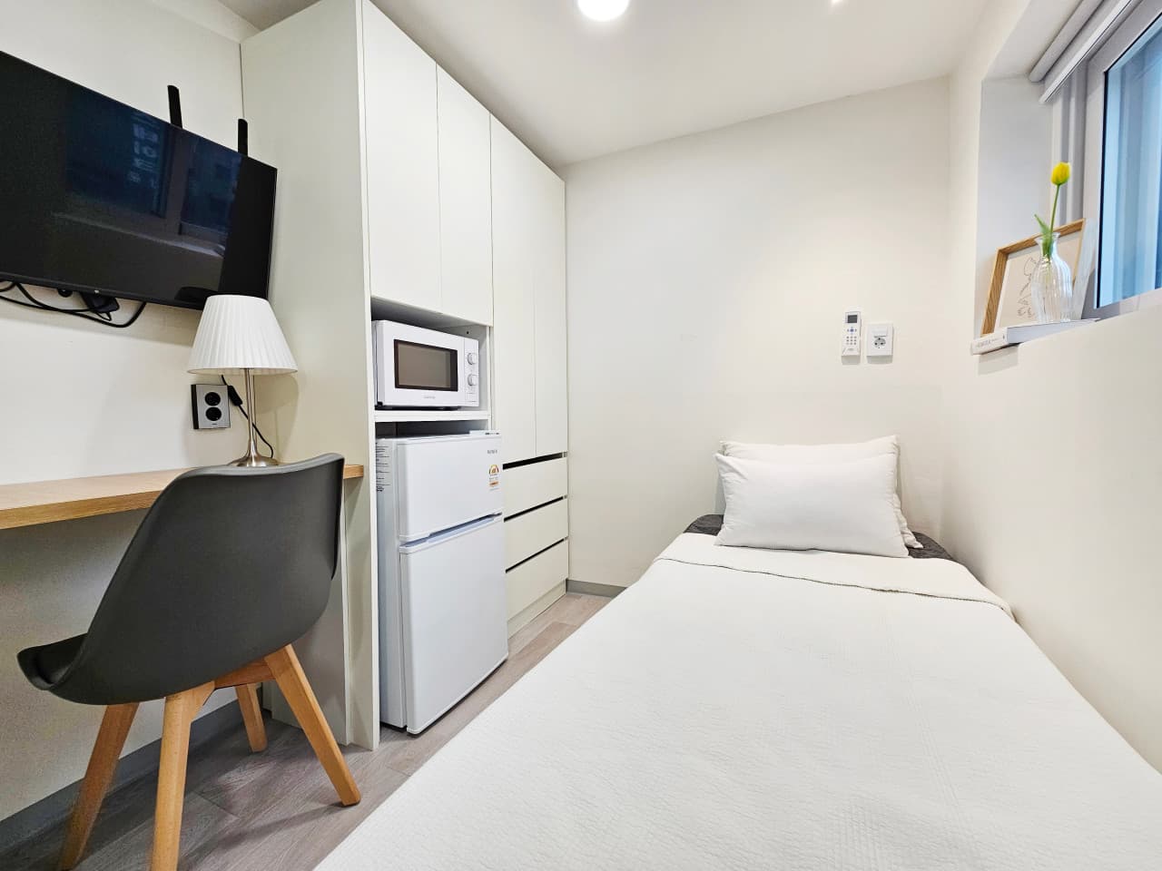 Standard Room (Deposit 200,000 won) — photo 2 of 6