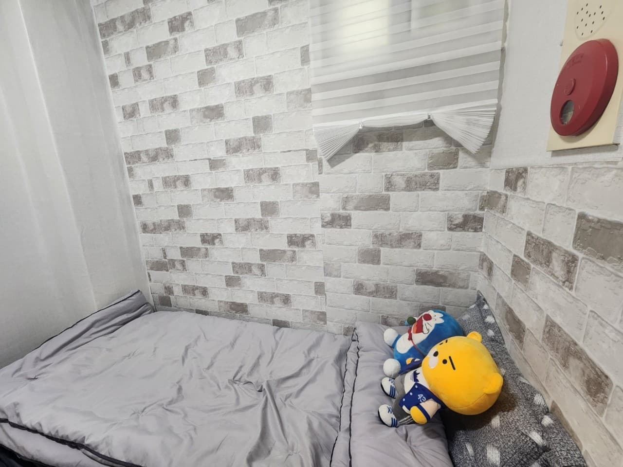 Room 119 Mini Room Interior Window (Deposit 100,000 Won) — photo 1 of 3