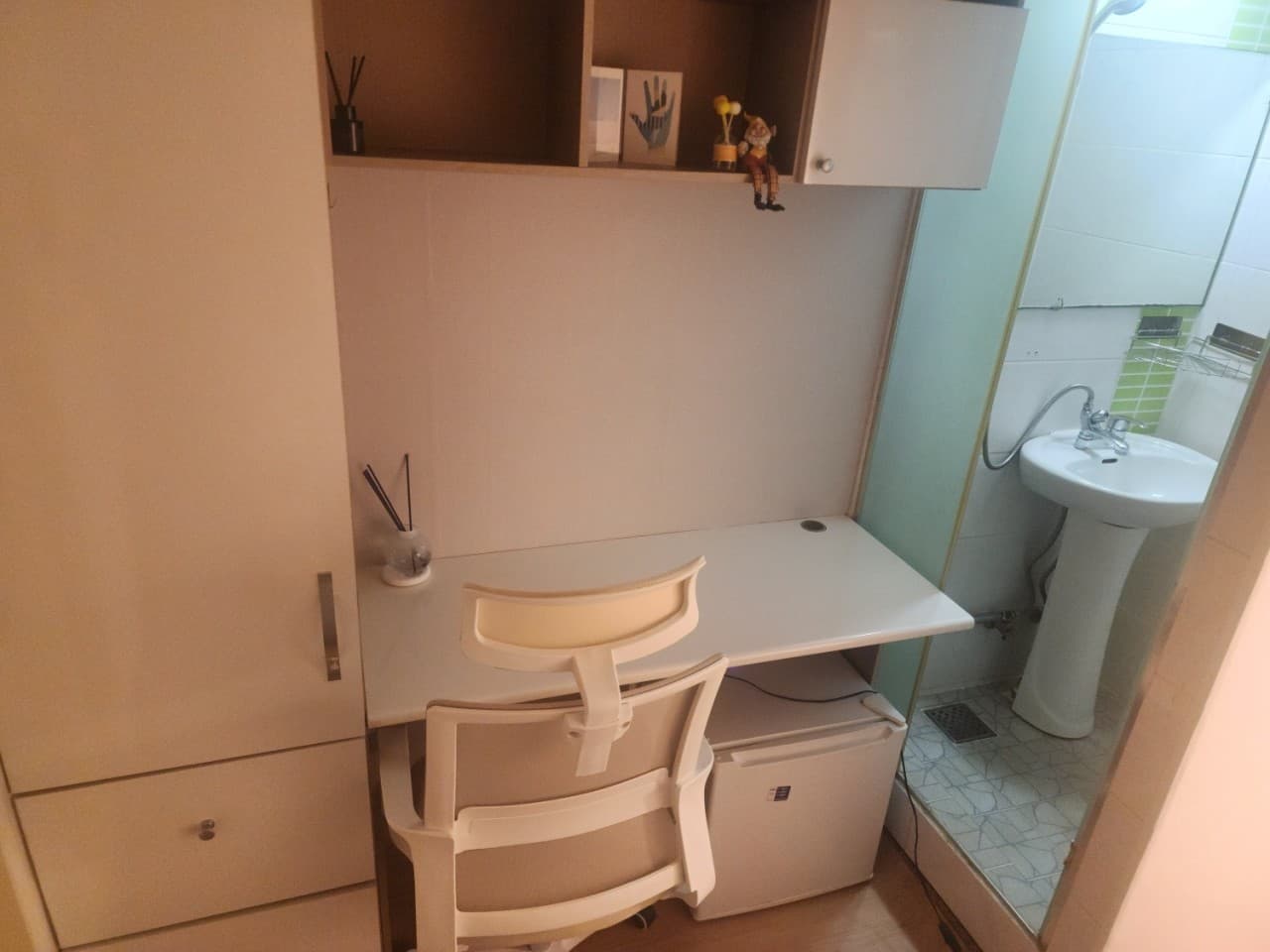 Room 206 Studio with Inner Window (Deposit 100,000 won) — photo 1 of 4