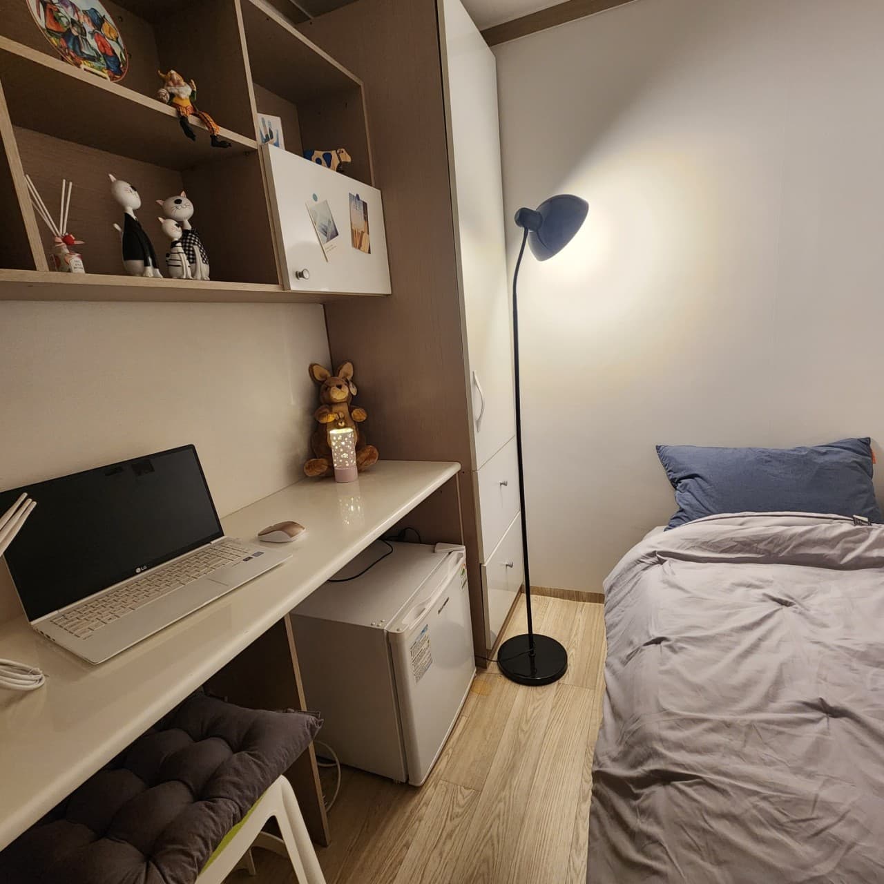 Mini Room with Exterior Window (Deposit 100,000 won) — photo 1 of 4