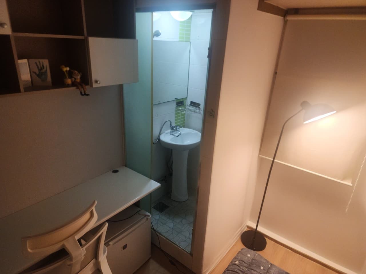 Room 206 Studio with Inner Window (Deposit 100,000 won) — photo 2 of 4