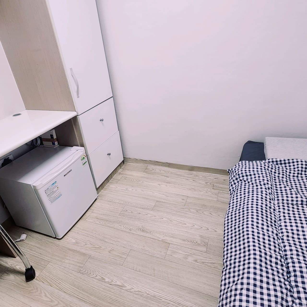 Room 207 Shower Room Exterior Window (Deposit 100,000 won) — photo 1 of 4