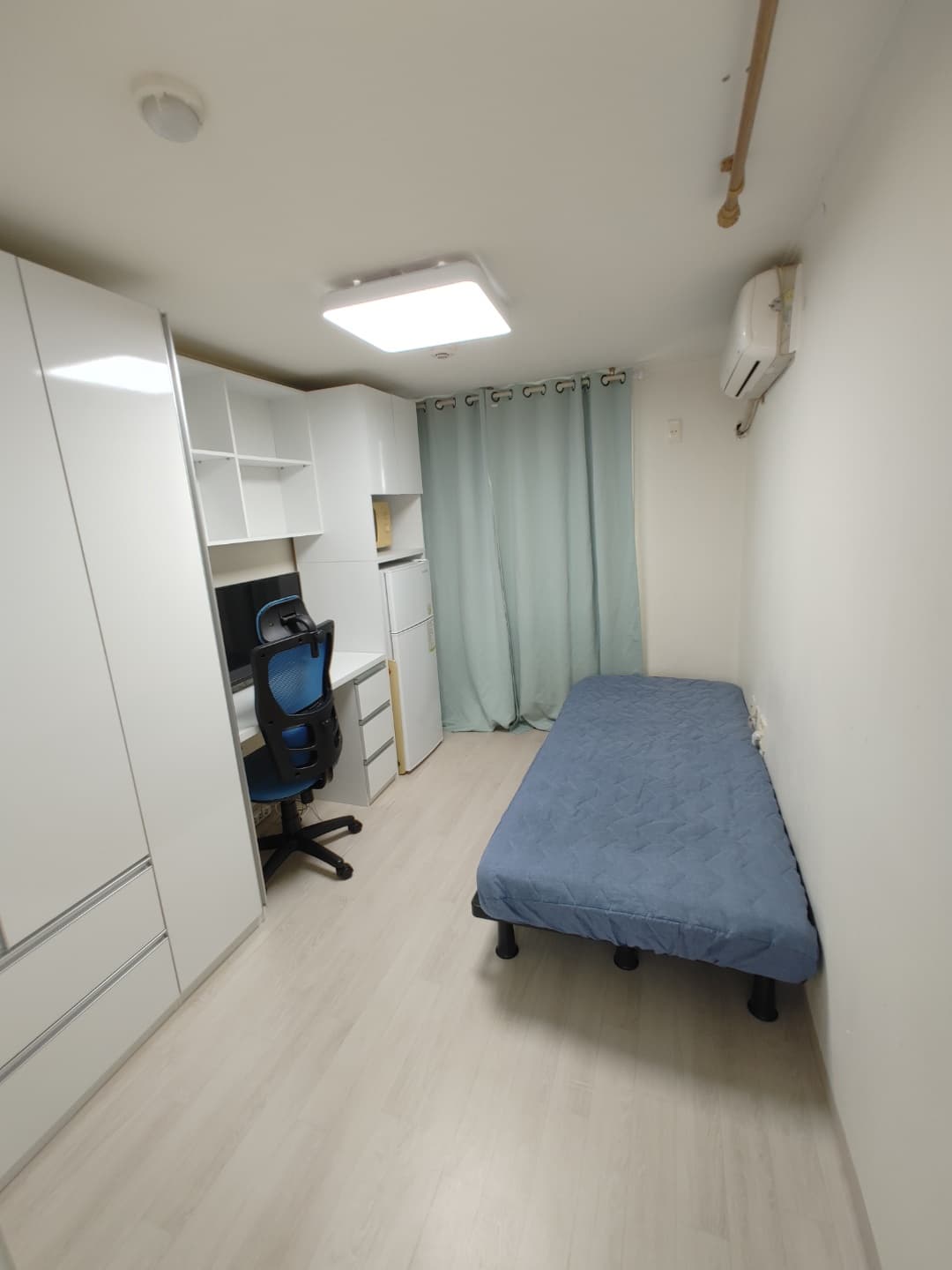 Room 501 — photo 2 of 4