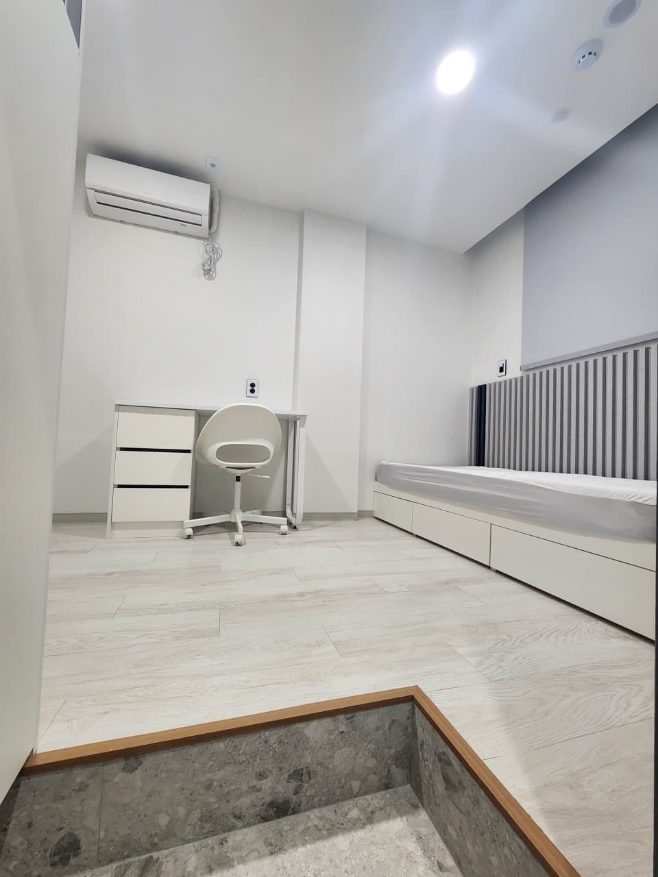Fully Furnished Standard Studio (Deposit 300,000 Won) — photo 1 of 4