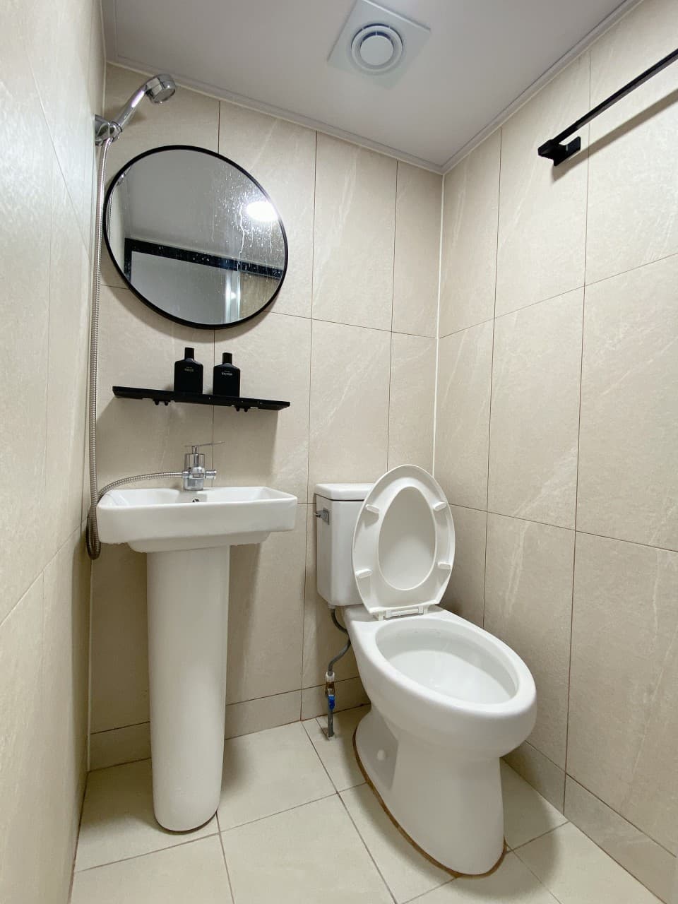 Fully Furnished Standard Studio (Deposit 300,000 Won) — photo 2 of 4