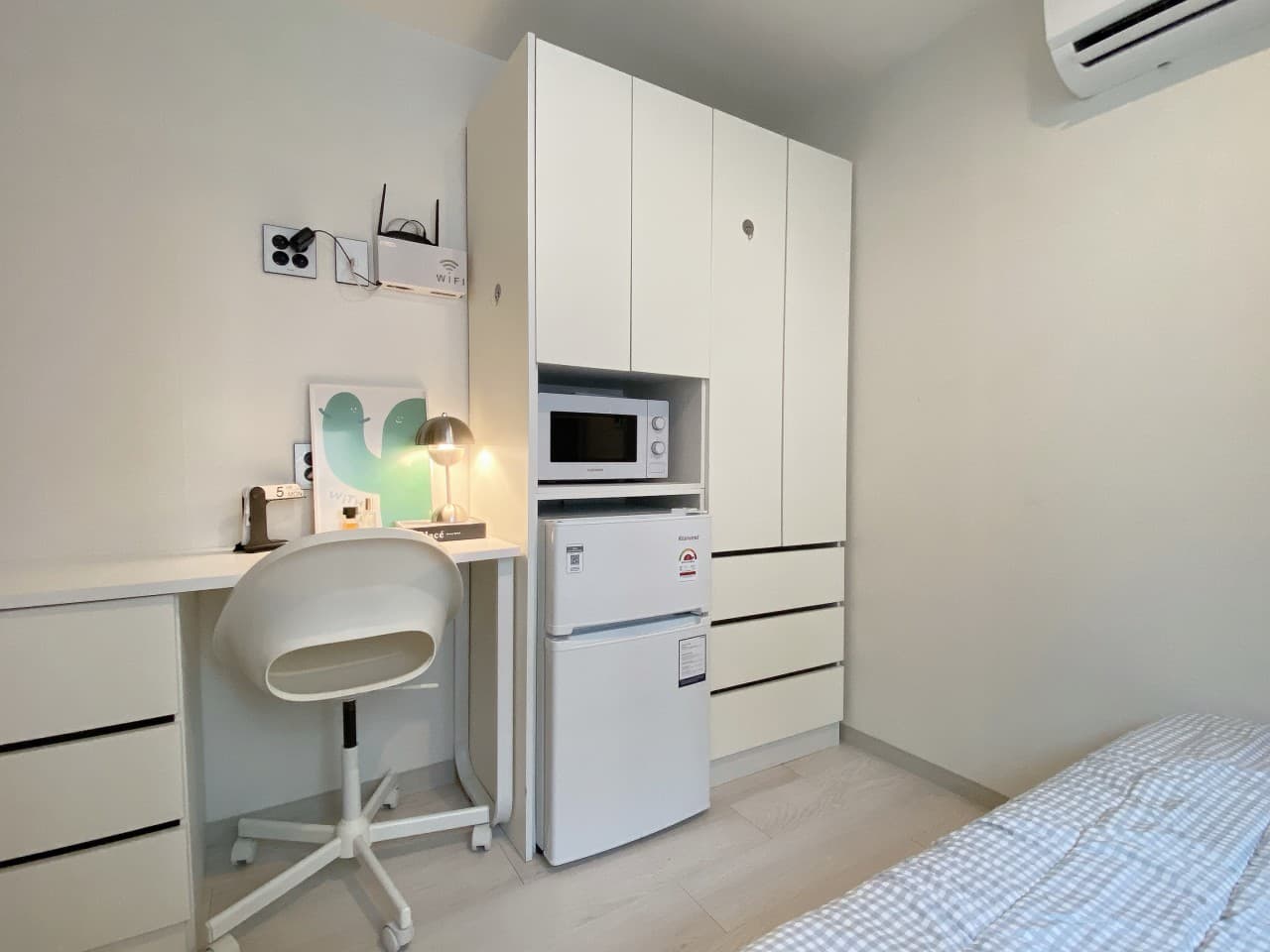 Fully Furnished Superior Studio (Deposit 300,000 KRW) — photo 2 of 5