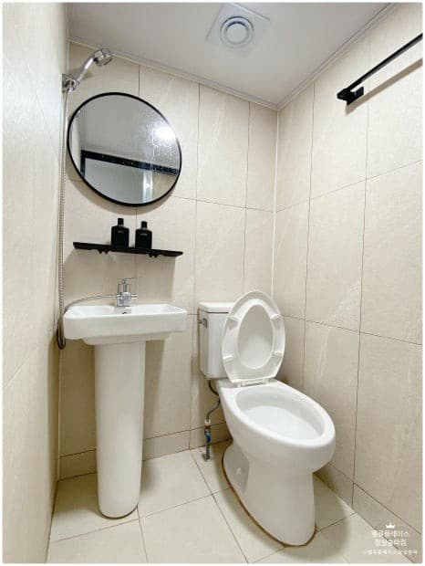 Fully Furnished Premium Studio with Exterior Window (Deposit 300,000 KRW) — photo 6 of 6
