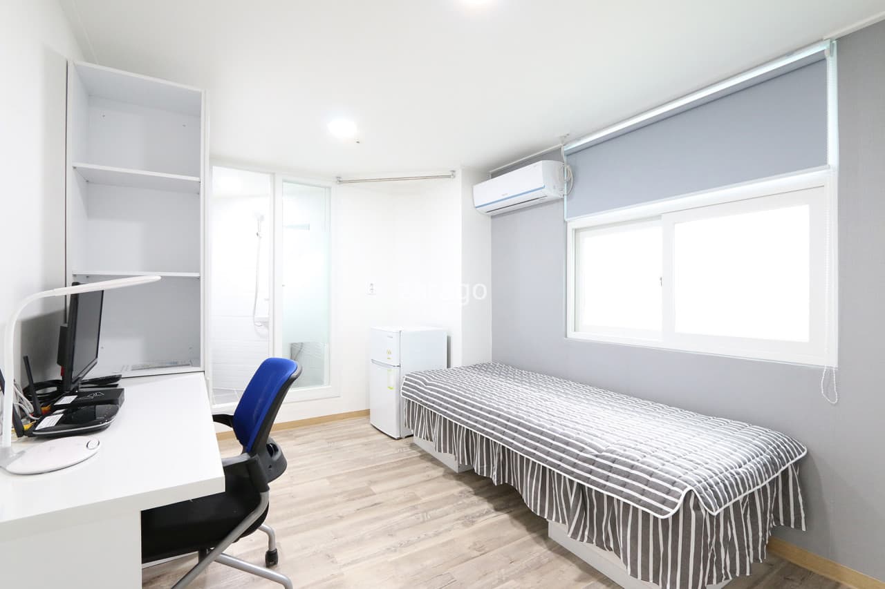 Room D (Deposit: 100,000 won) — photo 2 of 2