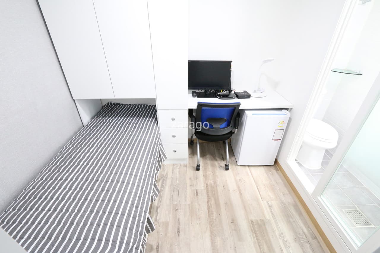 Room D (Deposit: 100,000 won) — photo 1 of 2