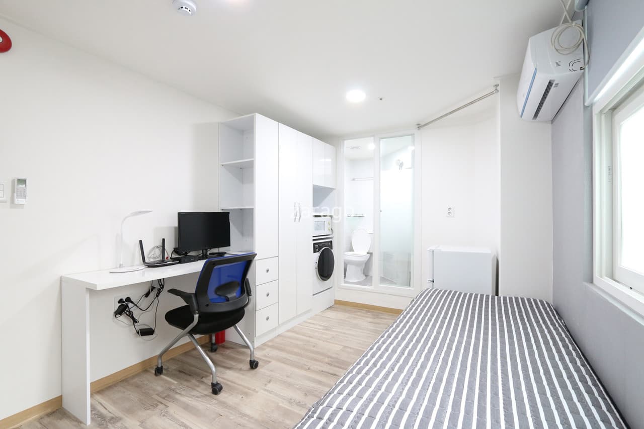 Room E (Deposit 100,000 won) — photo 2 of 3