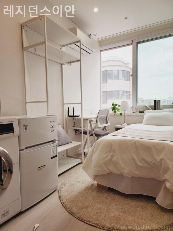 Deluxe Room (Deposit: 300,000 won) — photo 1 of 8