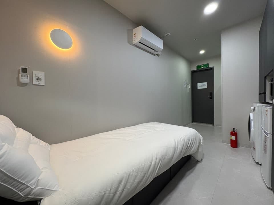 Studio A (Deposit 200,000 won) — photo 2 of 5