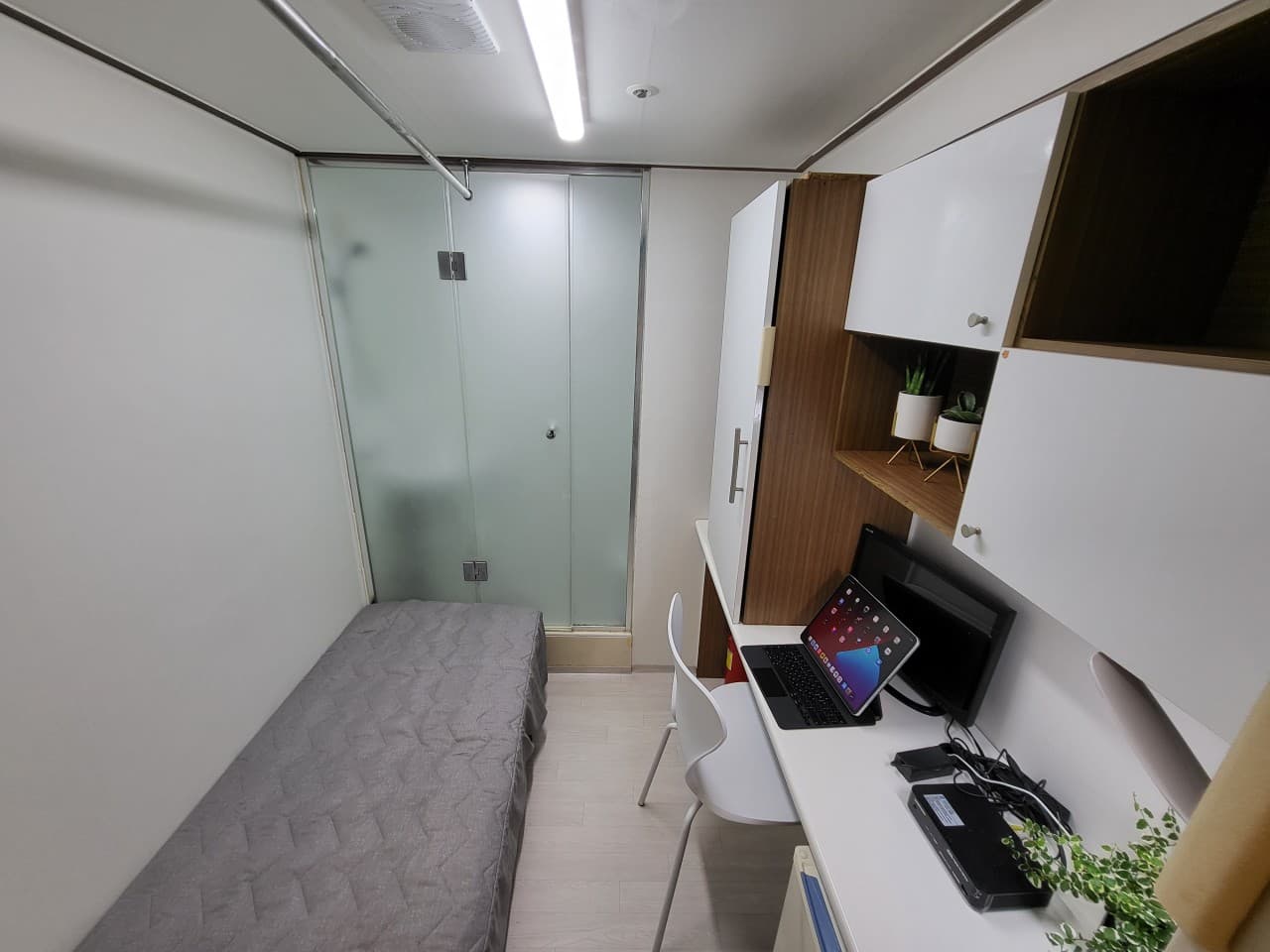로뎀원룸텔 홍대점 — photo 2 of 32