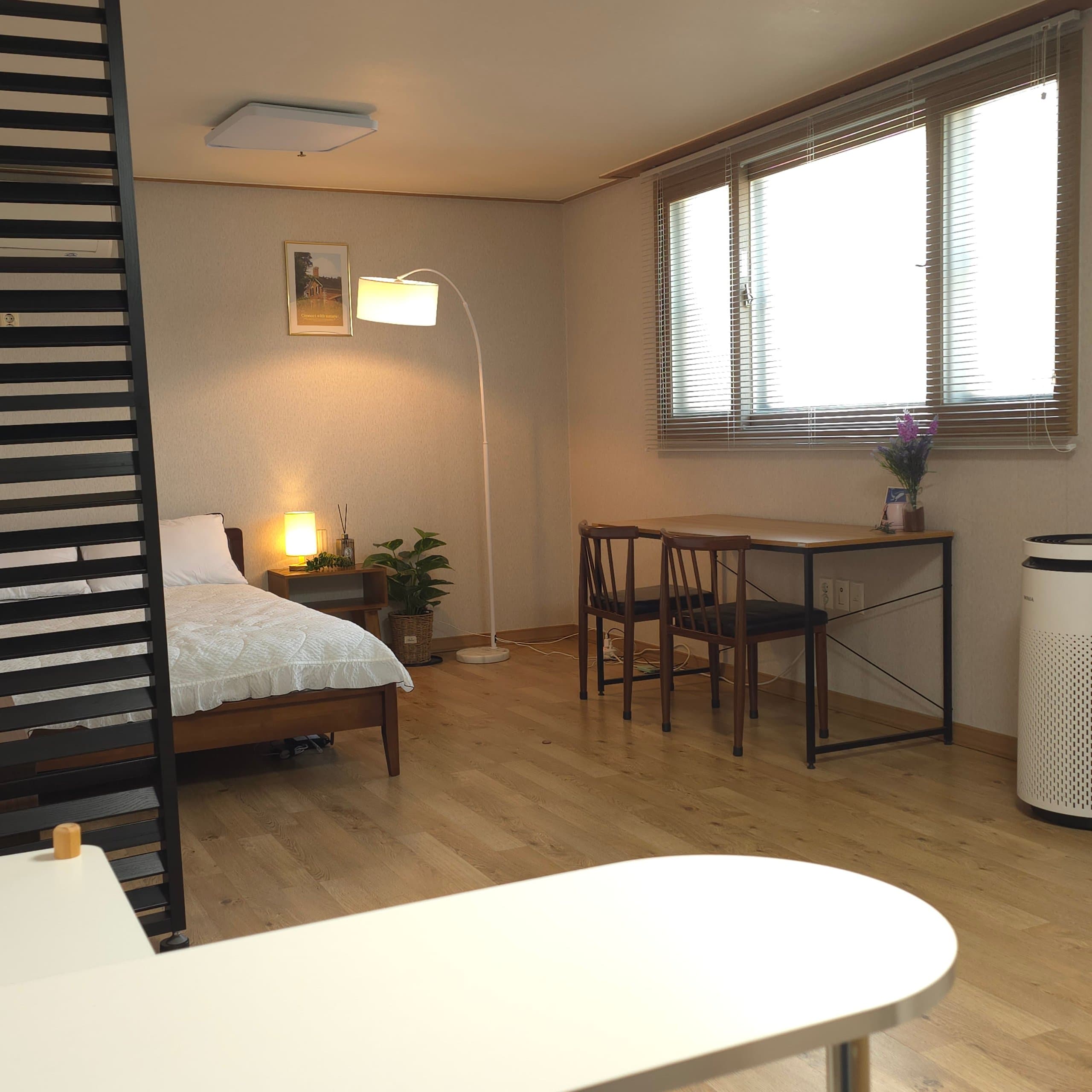 Spacious Studio 2 Minutes from Hyochang Park Station — photo 1 of 5