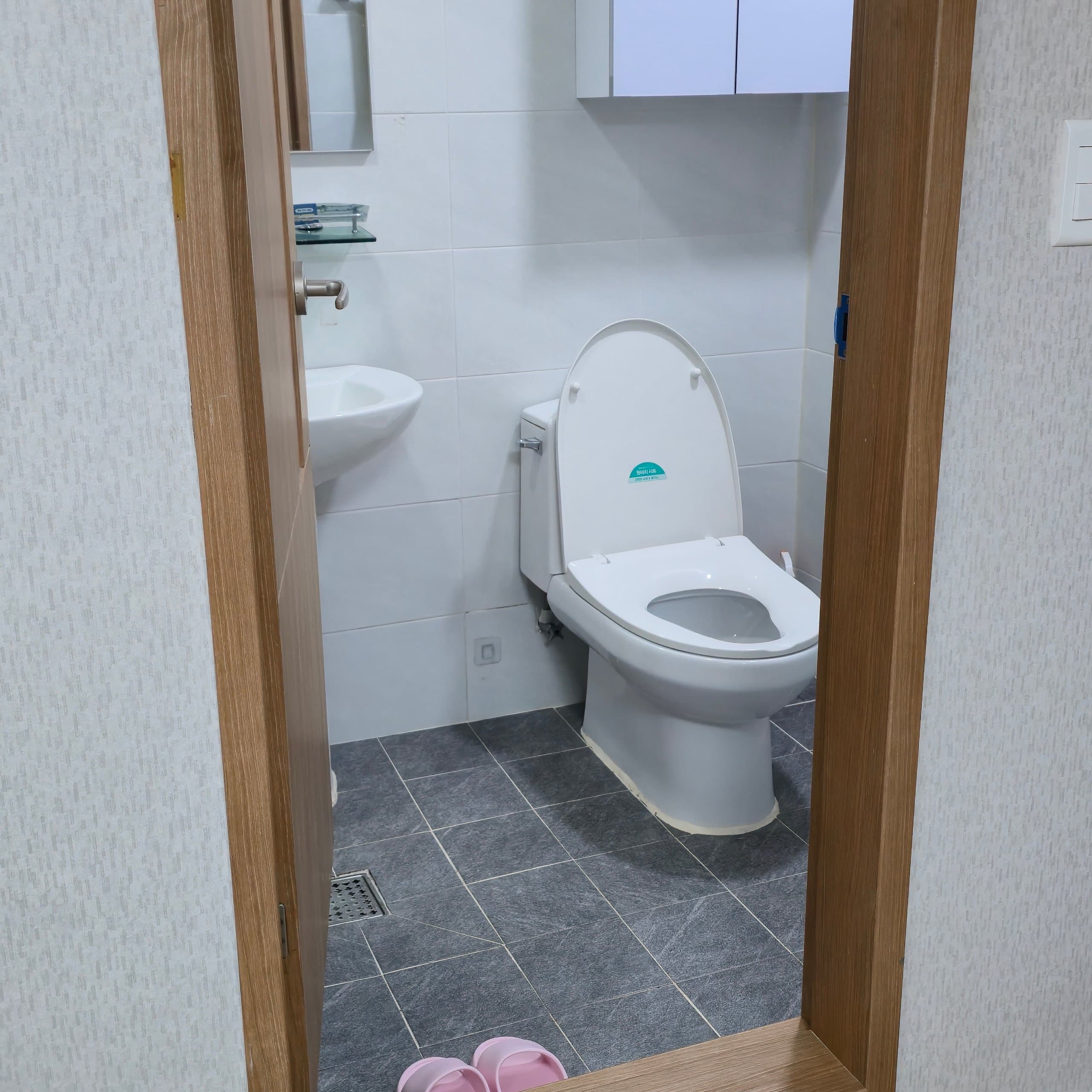 Spacious Studio 2 Minutes from Hyochang Park Station — photo 5 of 5