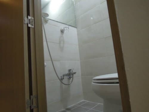 Shower Room, Studio Type -- Deposit 500,000 Won — photo 1 of 7