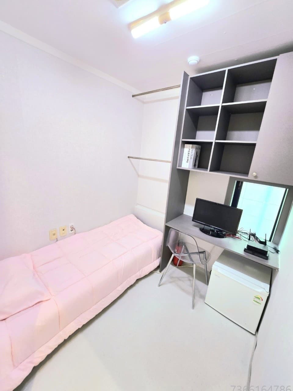 Standard Room (Deposit 100,000 Won) — photo 1 of 4