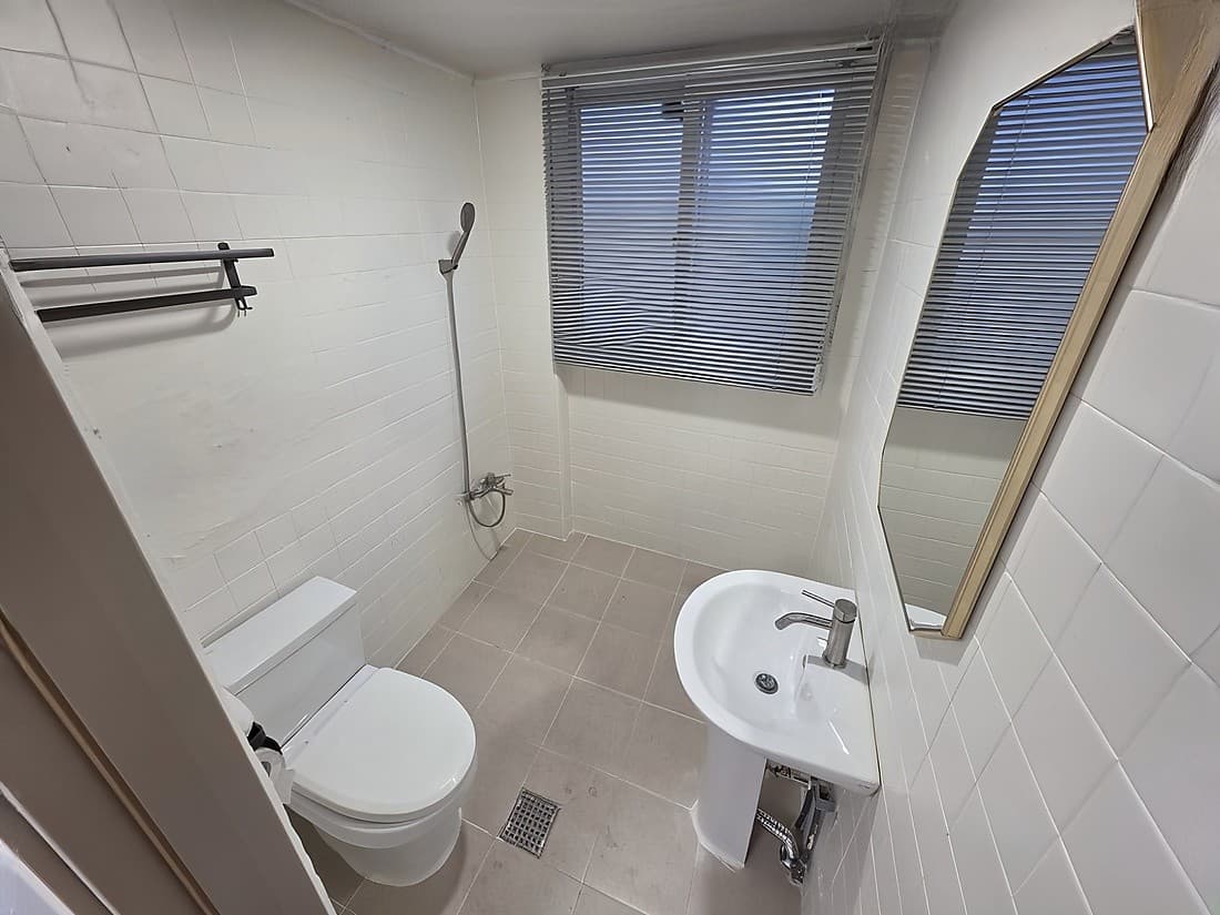 Premium Double Room (Deposit: 200,000 KRW) — photo 2 of 3