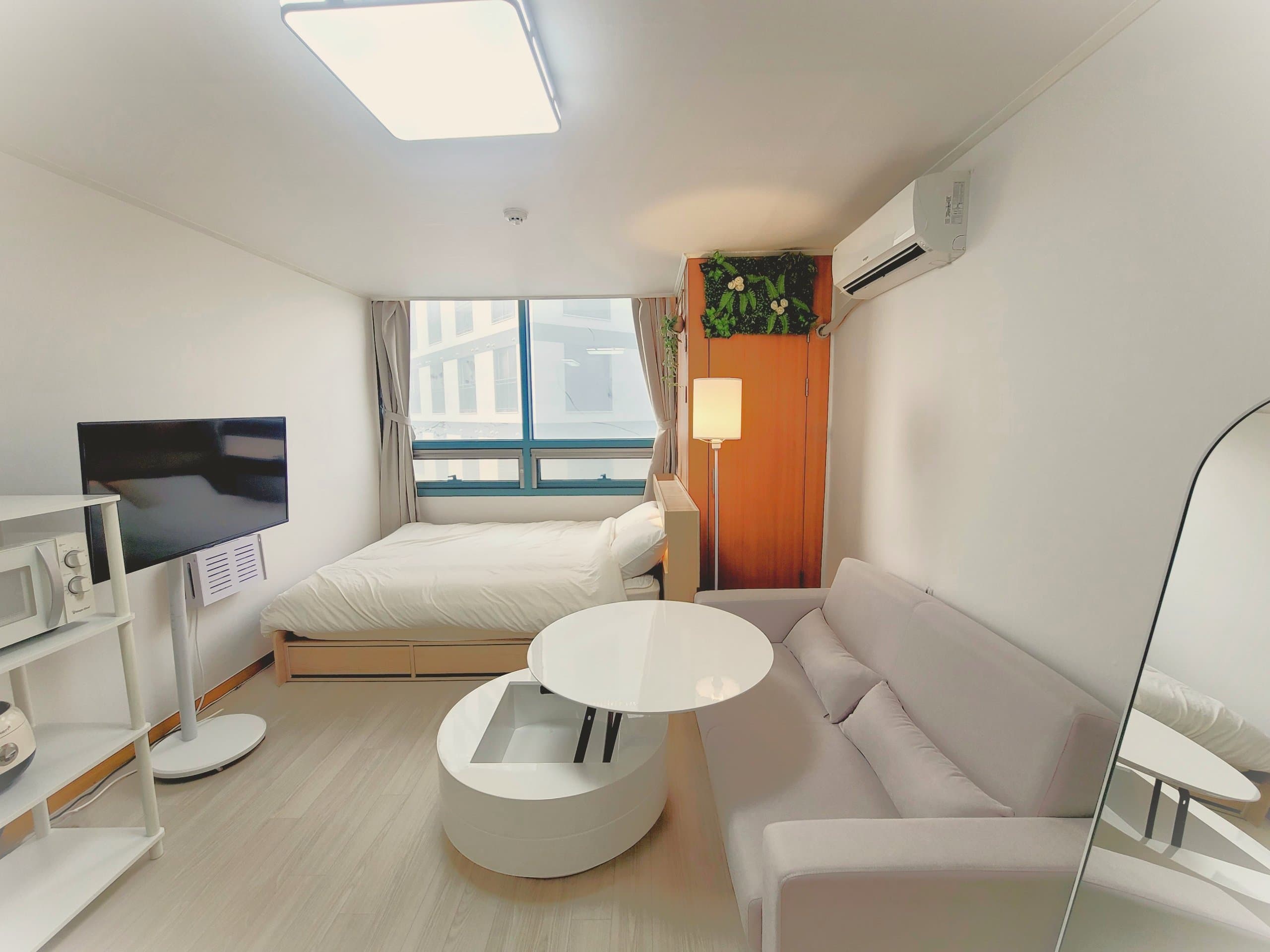 ❤️ 5-min walk to Idae Station / 7-min walk to Sinchon Station / 1-min walk to Sinchon Train Station