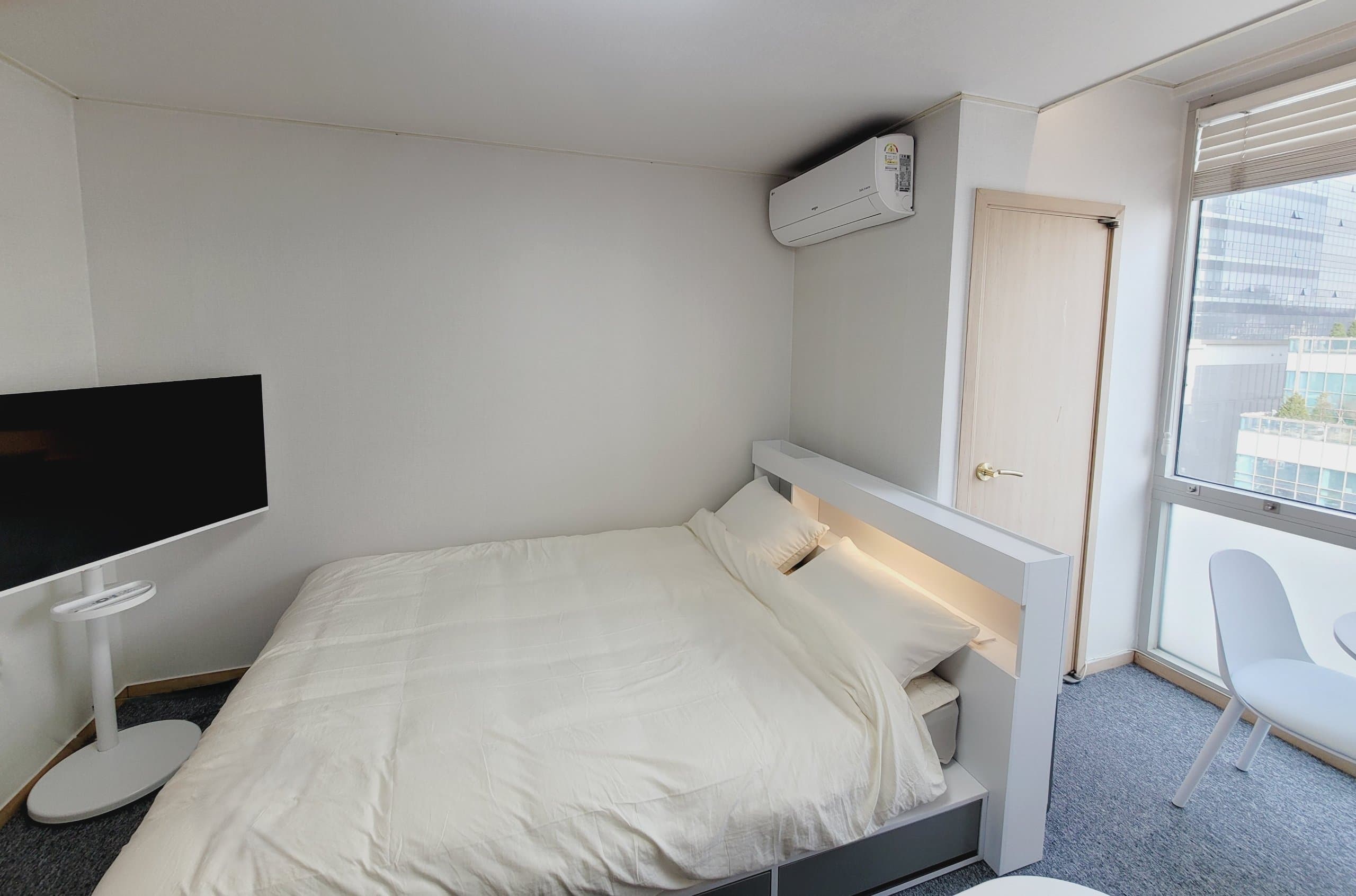❤️Connected to Hongdae Station / 1-Min Walk to Gyeongui Line Forest Park