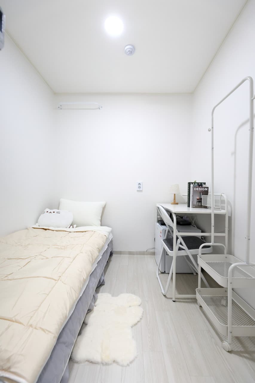 Interior Window Mini Room B -- Deposit 100,000 KRW — photo 1 of 3