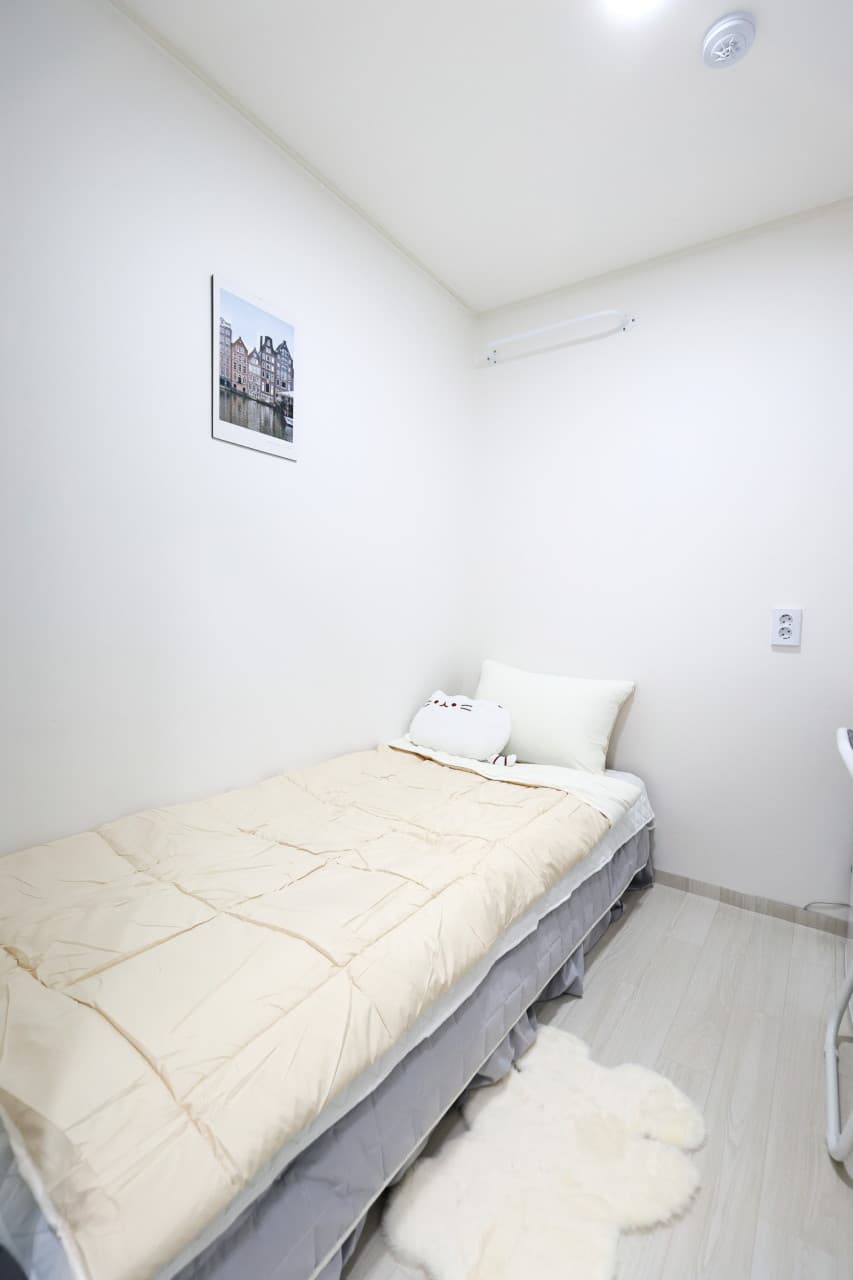 Interior Window Mini Room B -- Deposit 100,000 KRW — photo 2 of 3