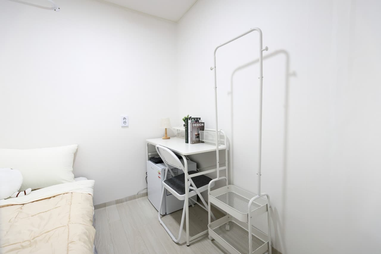 Interior Window Mini Room B -- Deposit 100,000 KRW — photo 3 of 3