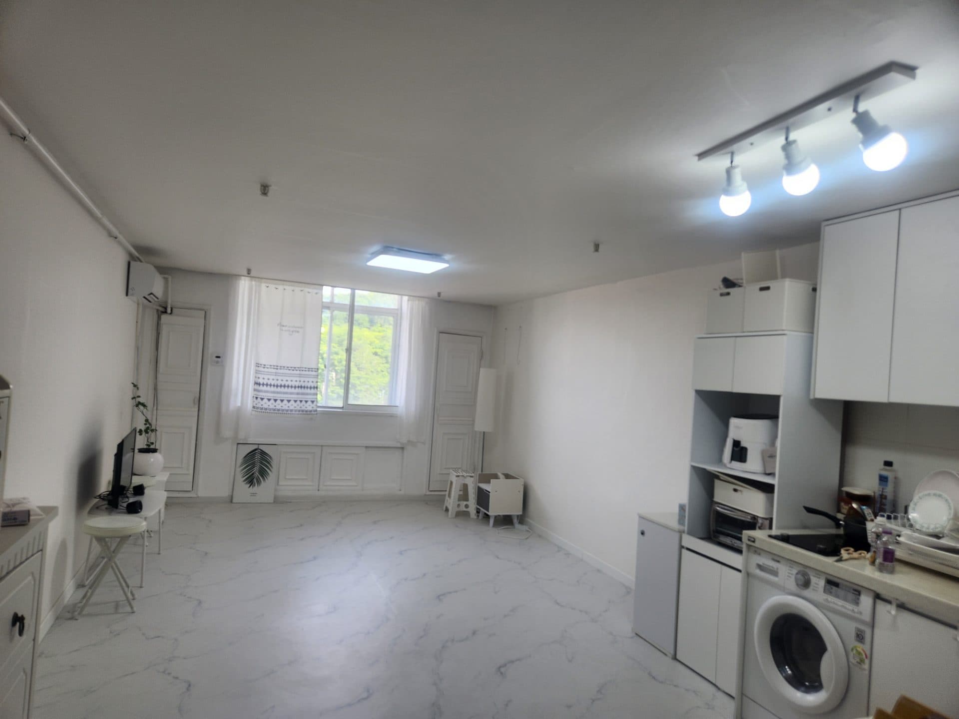 Spacious, Clean, Fully Furnished Officetel with a Great View Near Yongsan-gu
