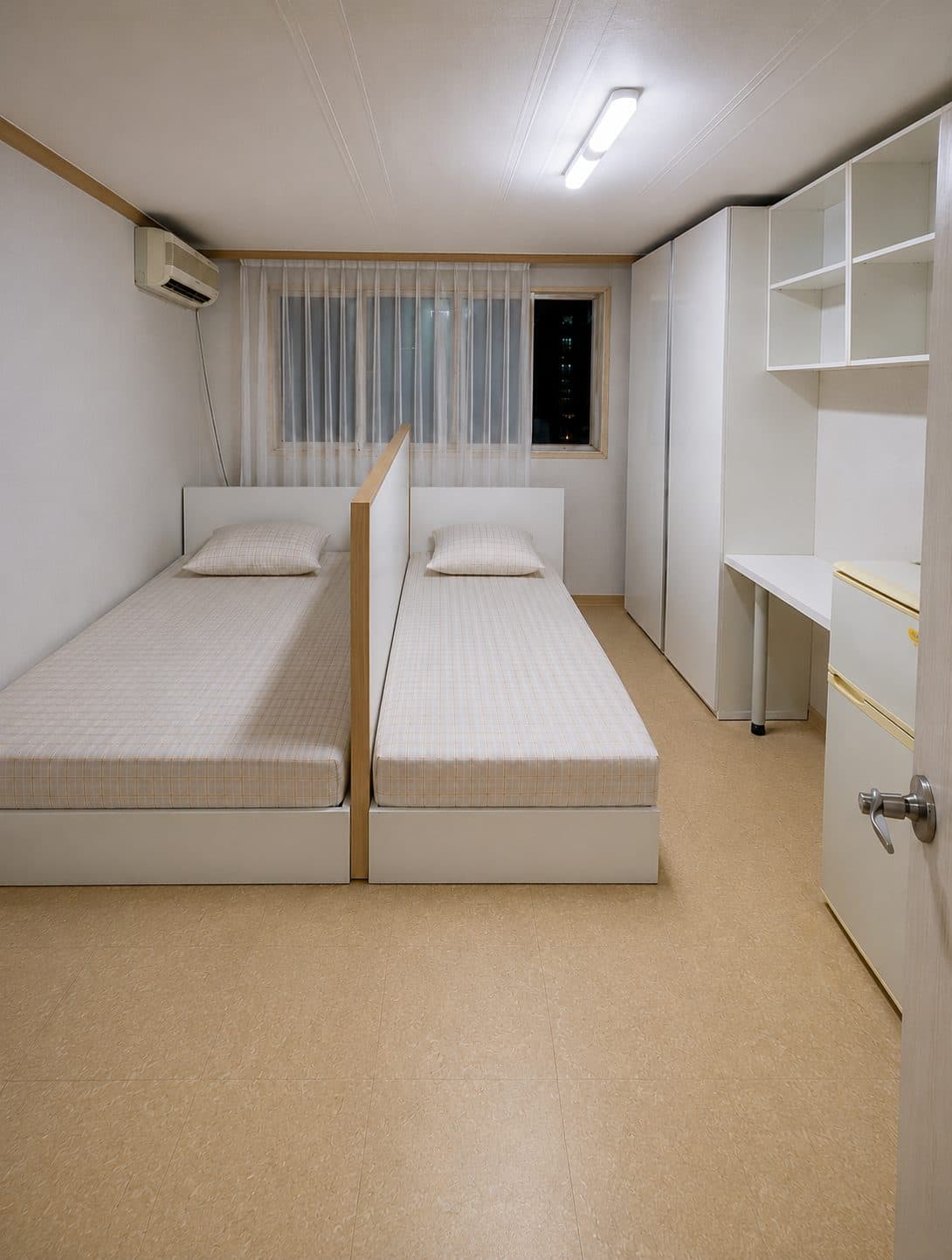 Room 2 — photo 2 of 5