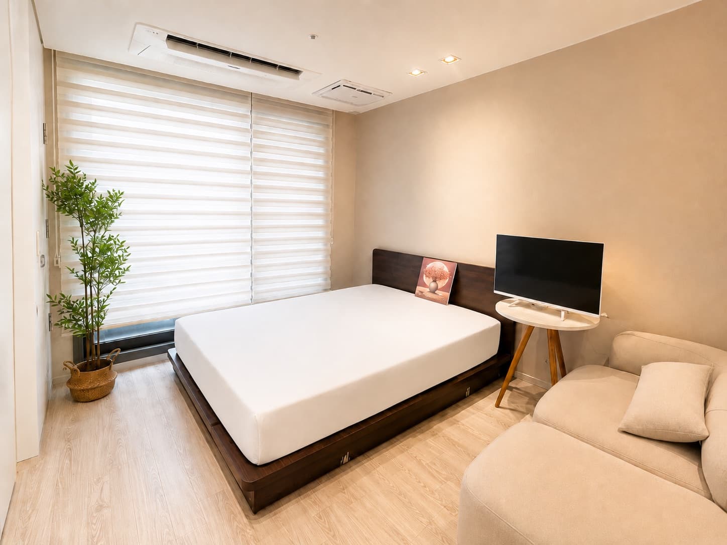 Room 1 — photo 1 of 11
