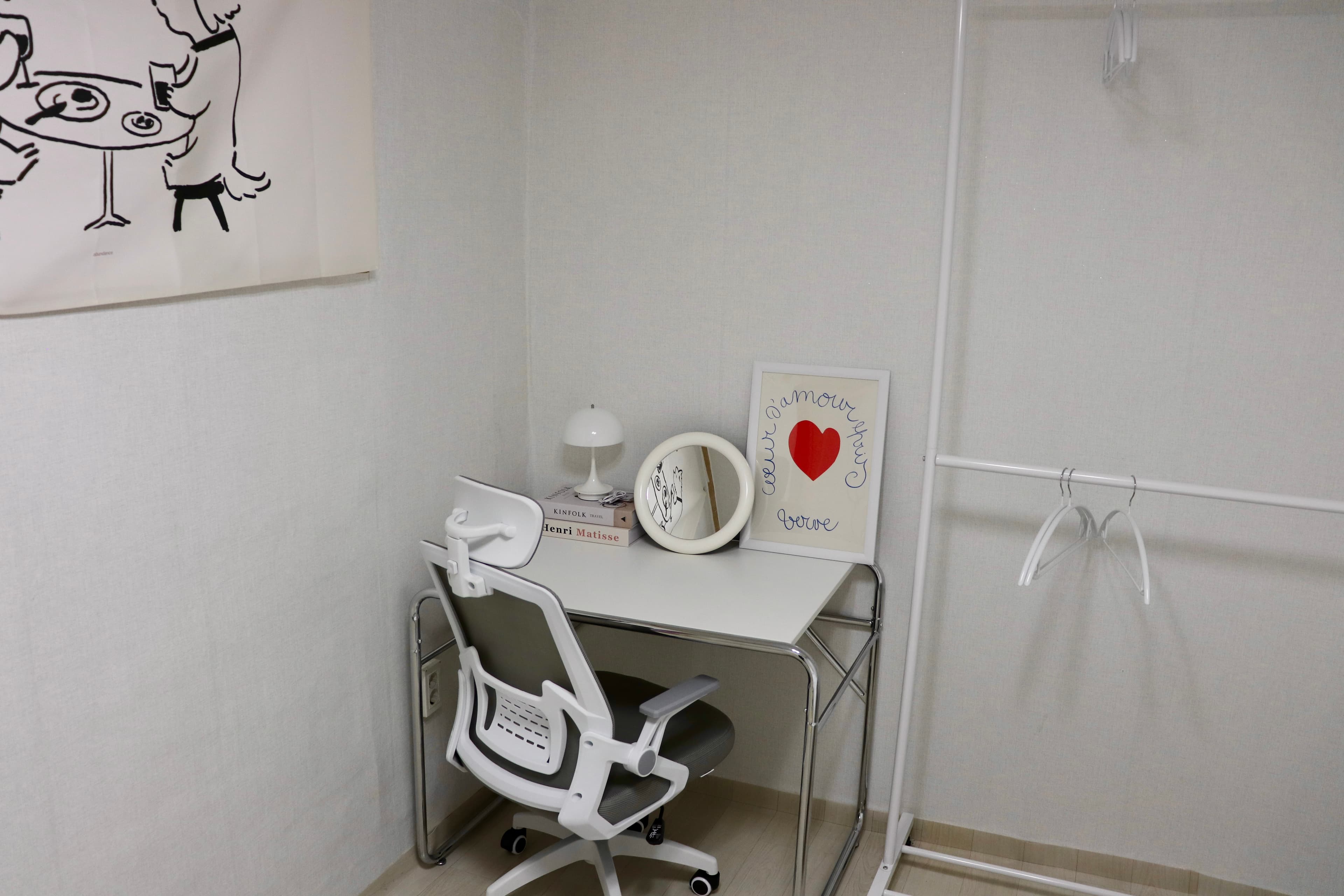 Room 2 — photo 8 of 8