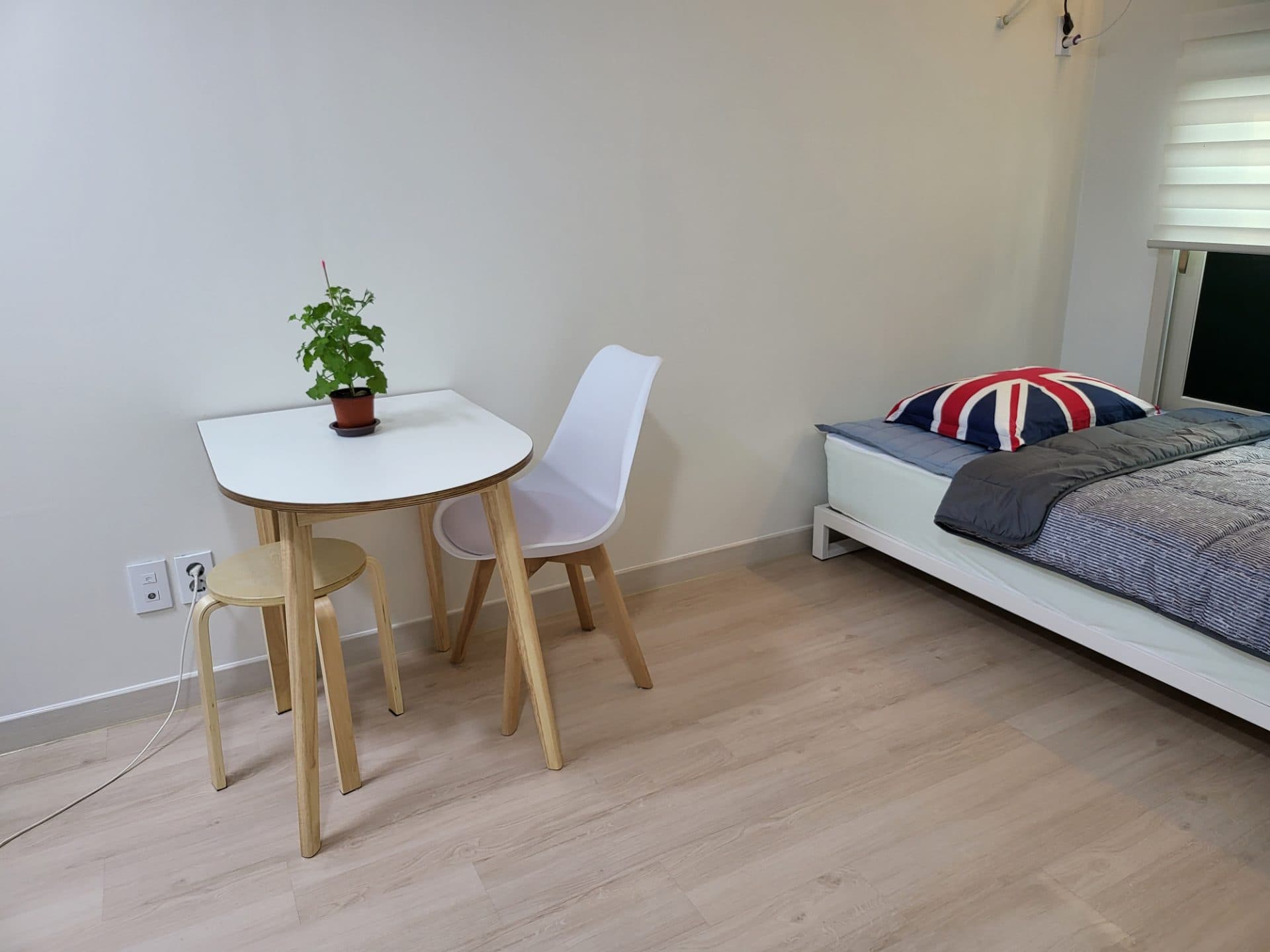 Room 1 — photo 2 of 12
