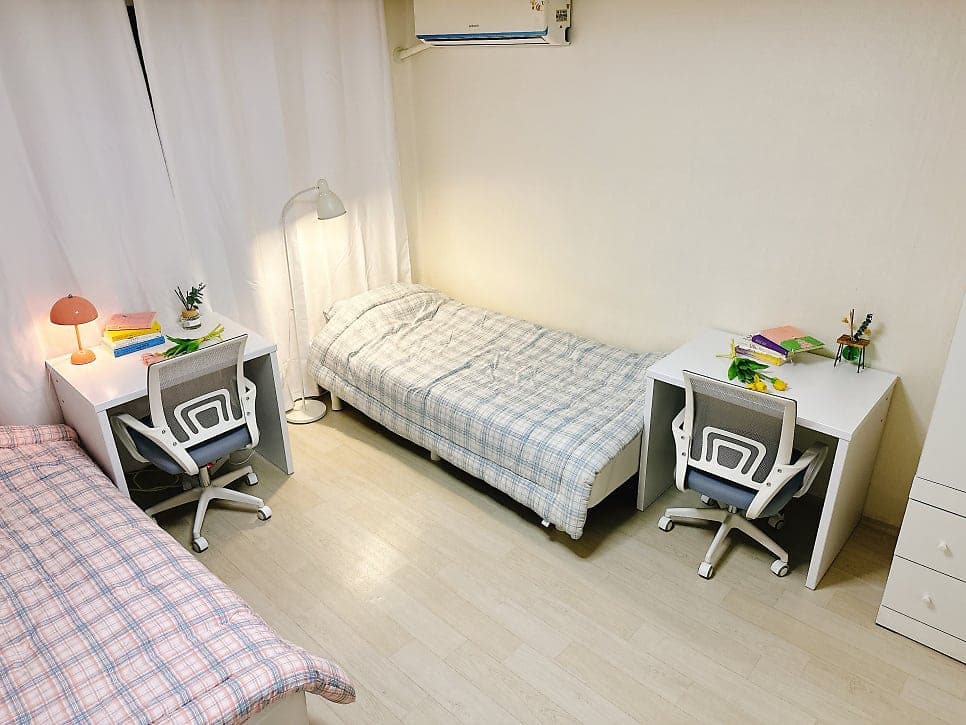 Room B — photo 2 of 15