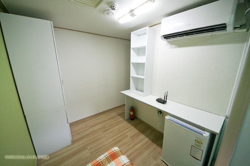 One room with inner window — photo 6 of 6