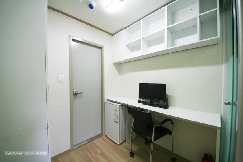 One room with inner window — photo 2 of 6