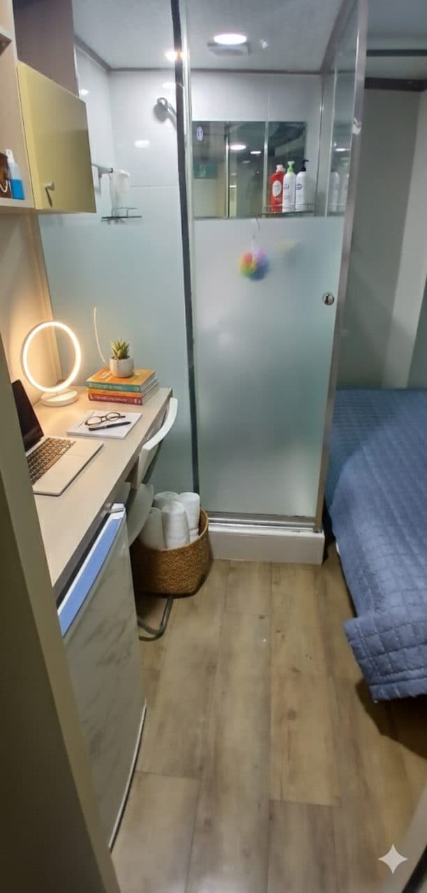 Room with internal window, studio type — photo 3 of 3