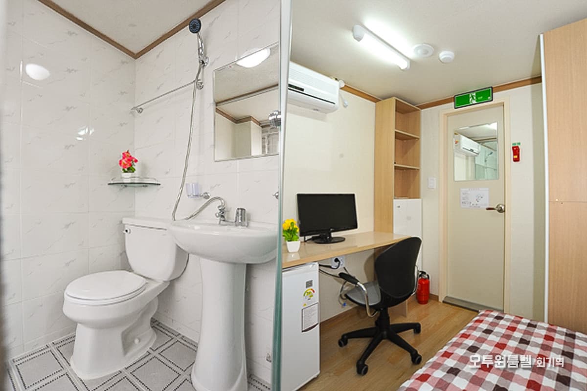 Small room with an external window — photo 3 of 3