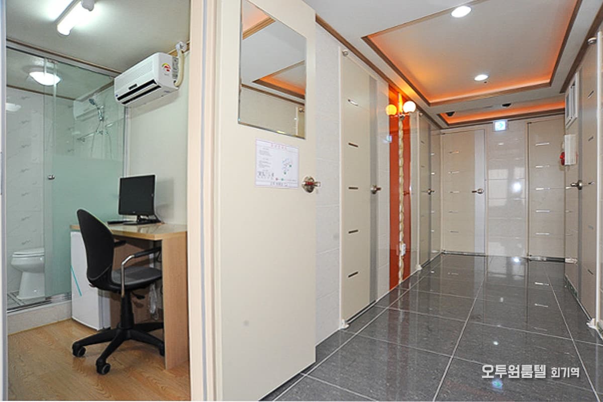 Small room with an external window — photo 2 of 3