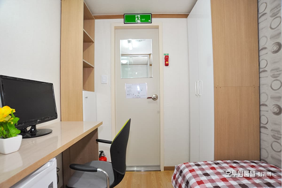 Large Room with External Window — photo 1 of 13
