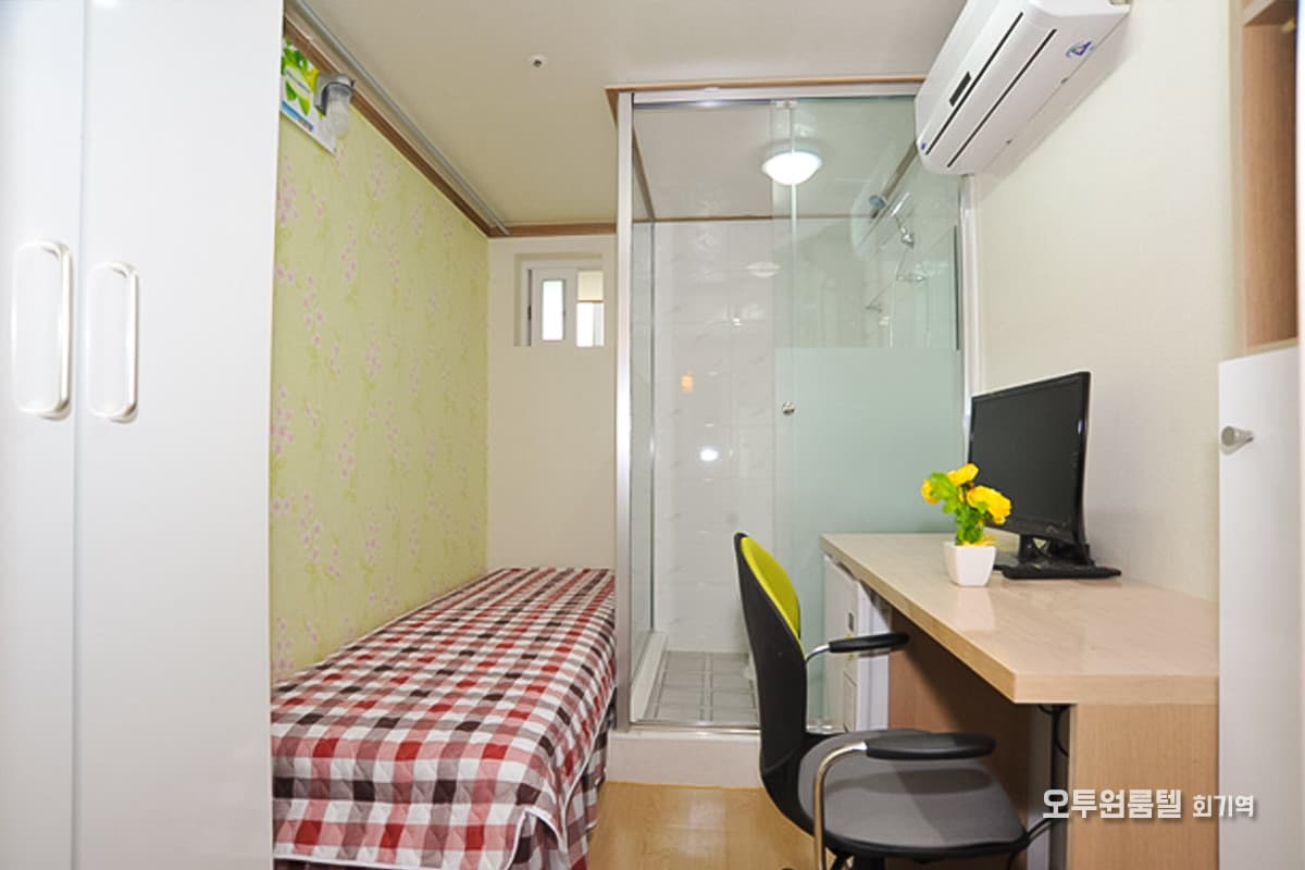 Large Room with External Window — photo 13 of 13