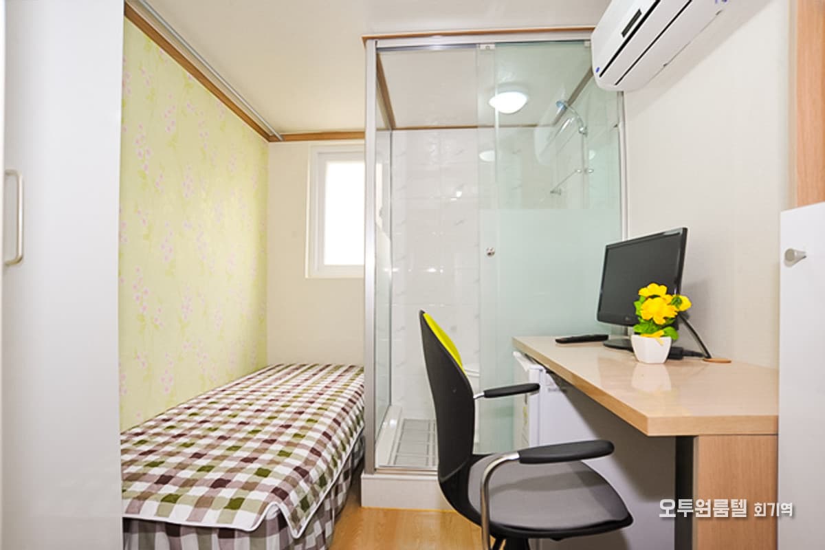 Large Room with External Window — photo 2 of 13