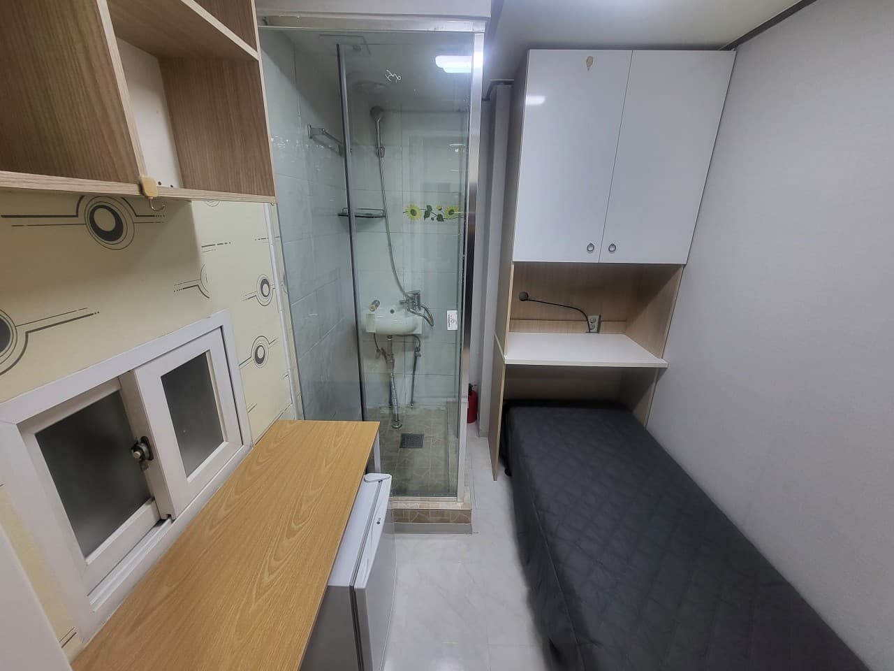 Standard Outside Window Shower Room — photo 1 of 12