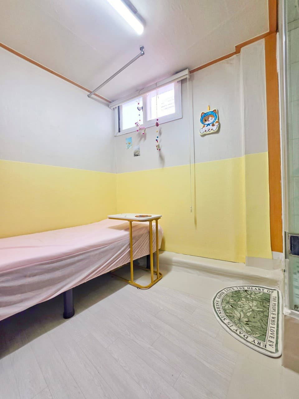 Yellow/Standard Shower Room — photo 2 of 12