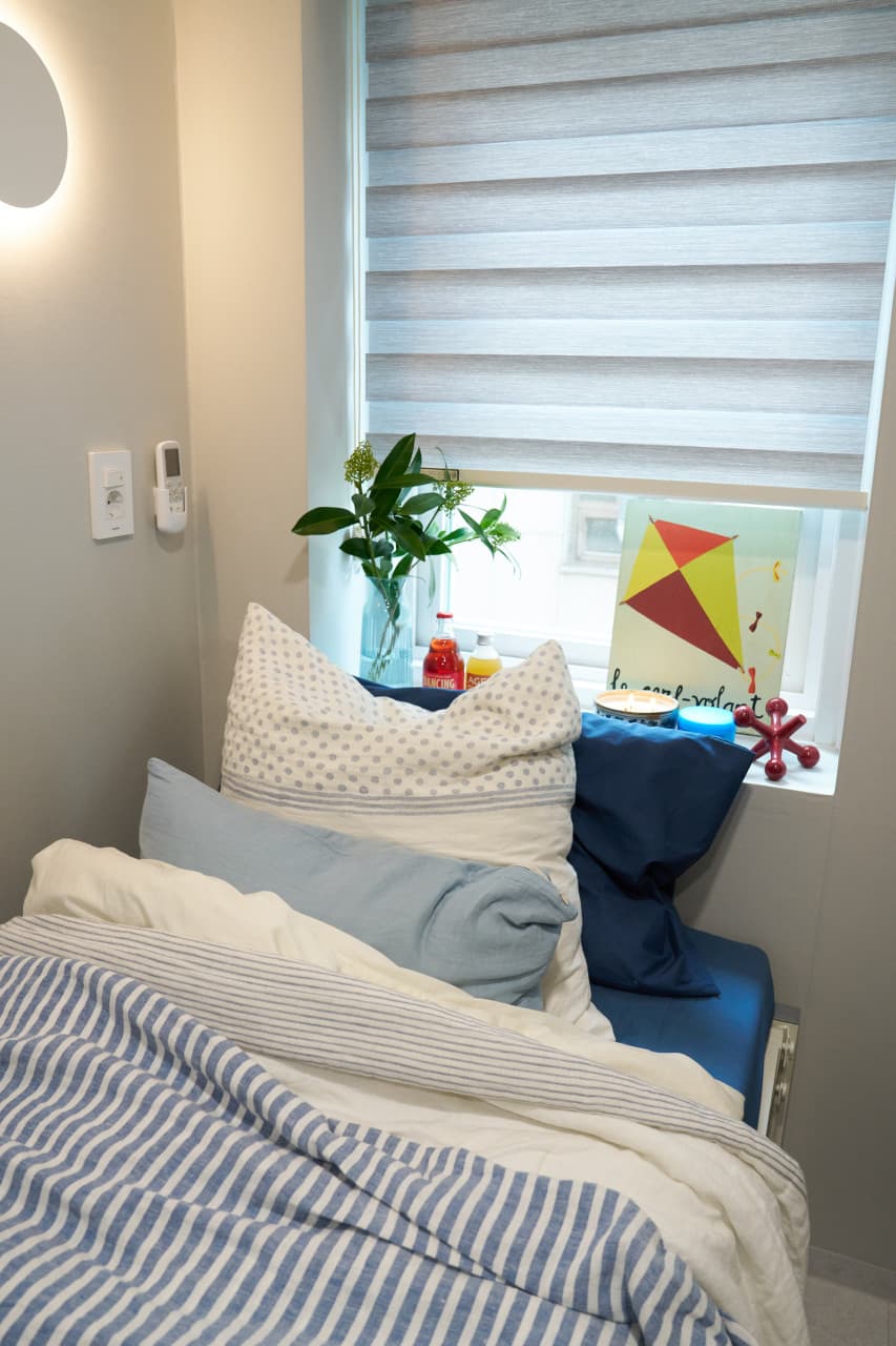 Room B — photo 1 of 6