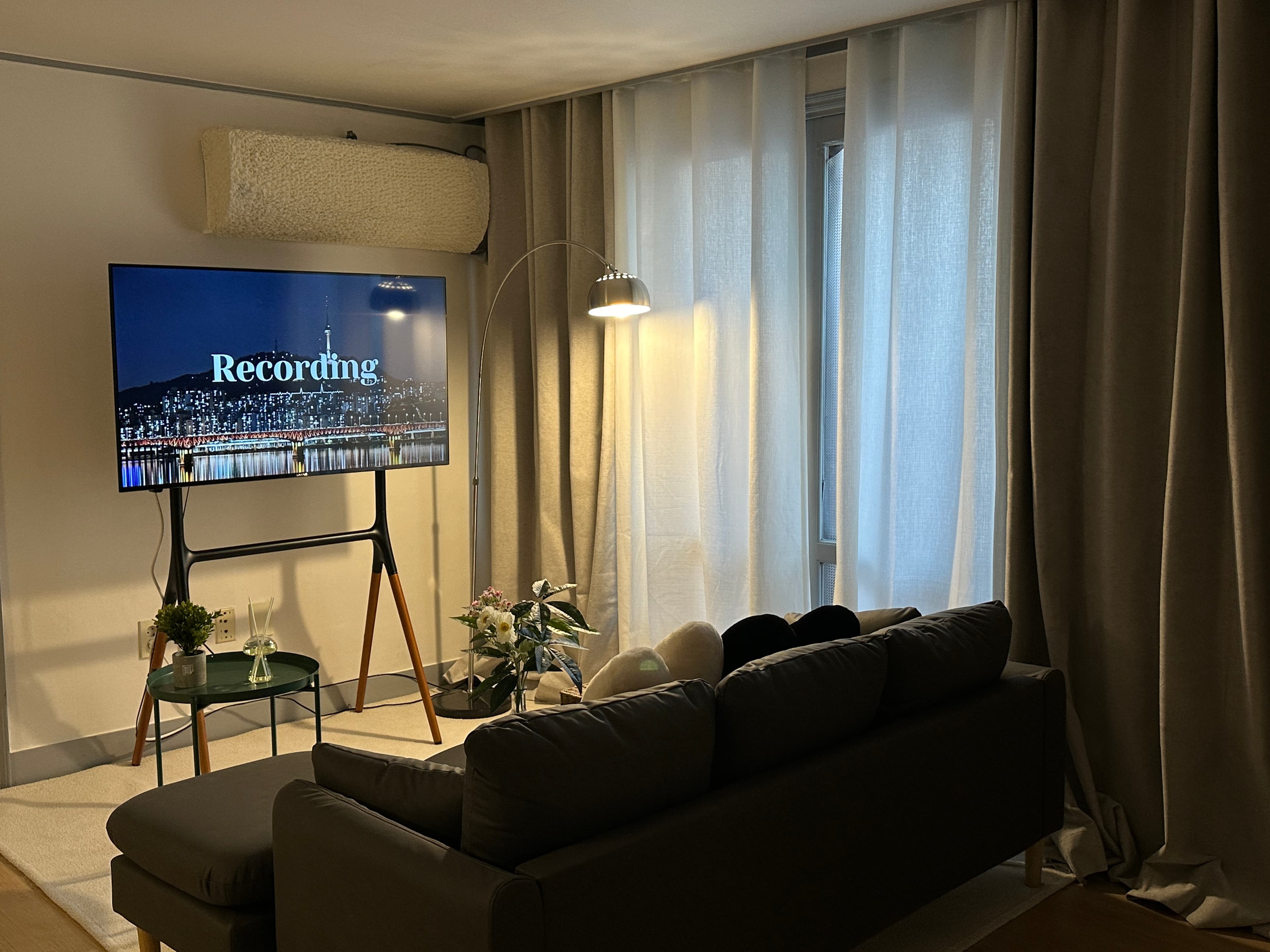 #28 3 room in Hapjeong — photo 1 of 16