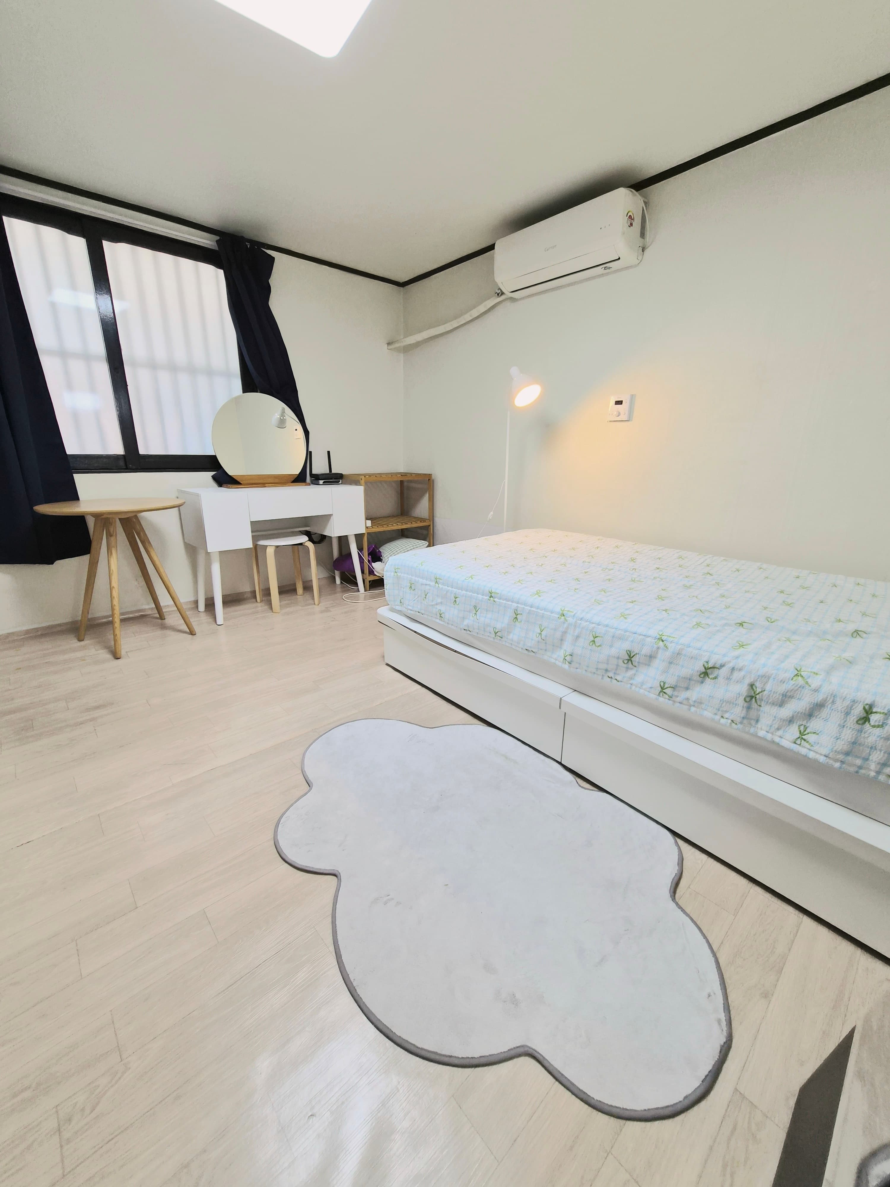 #101. 5mins walk from Ewha station. large room