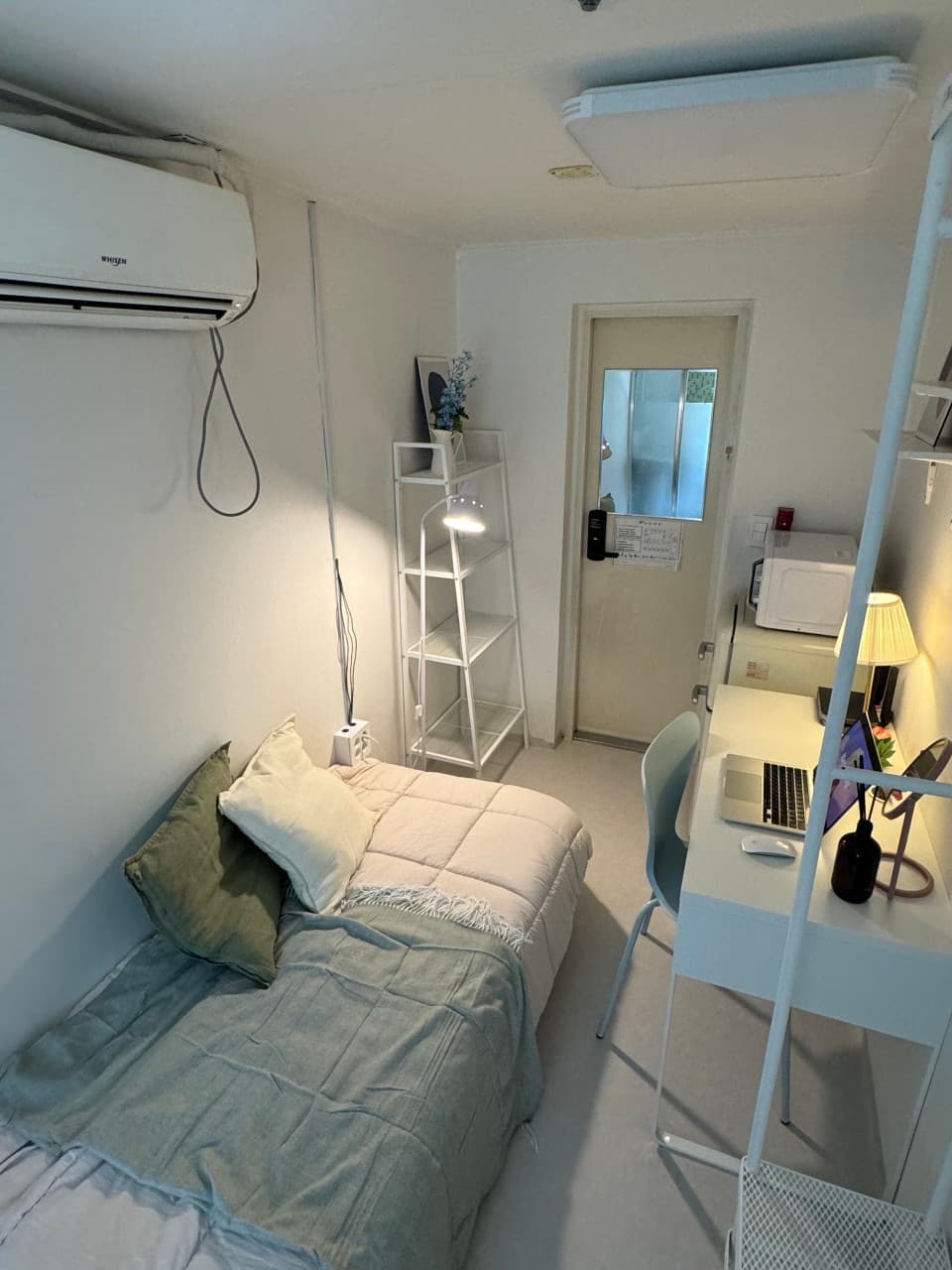 Room 1 — photo 1 of 2